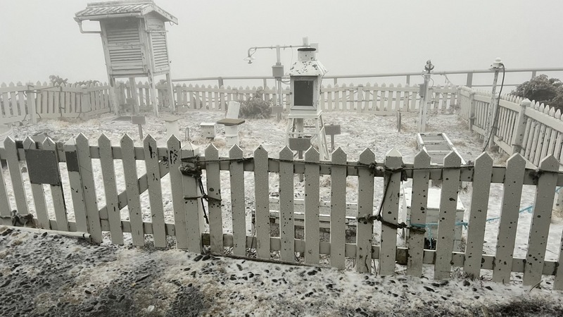 中央氣象局表示，14日清晨受鋒面影響，玉山於清晨6時5分開始飄雪至6時55分停止，地面一片銀白；提醒登山民眾做好保暖措施。（氣象局提供） (圖：中央社)