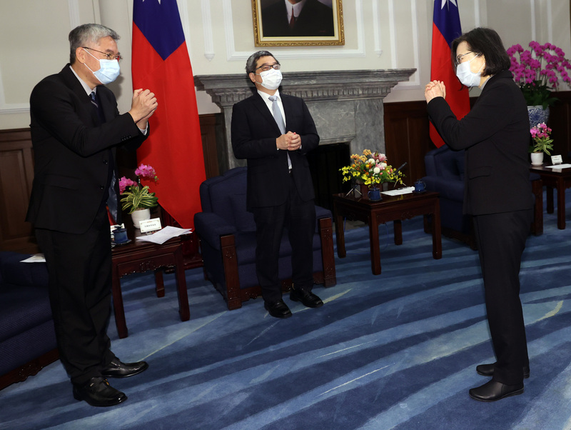 總統蔡英文（右）14日在總統府接見110年度傑出生技產業獎獲獎單位，蔡總統表示，希望資通訊產業跟生醫跨領域連結，打造屬於台灣精準醫療照護的品牌。 (圖：中央社)