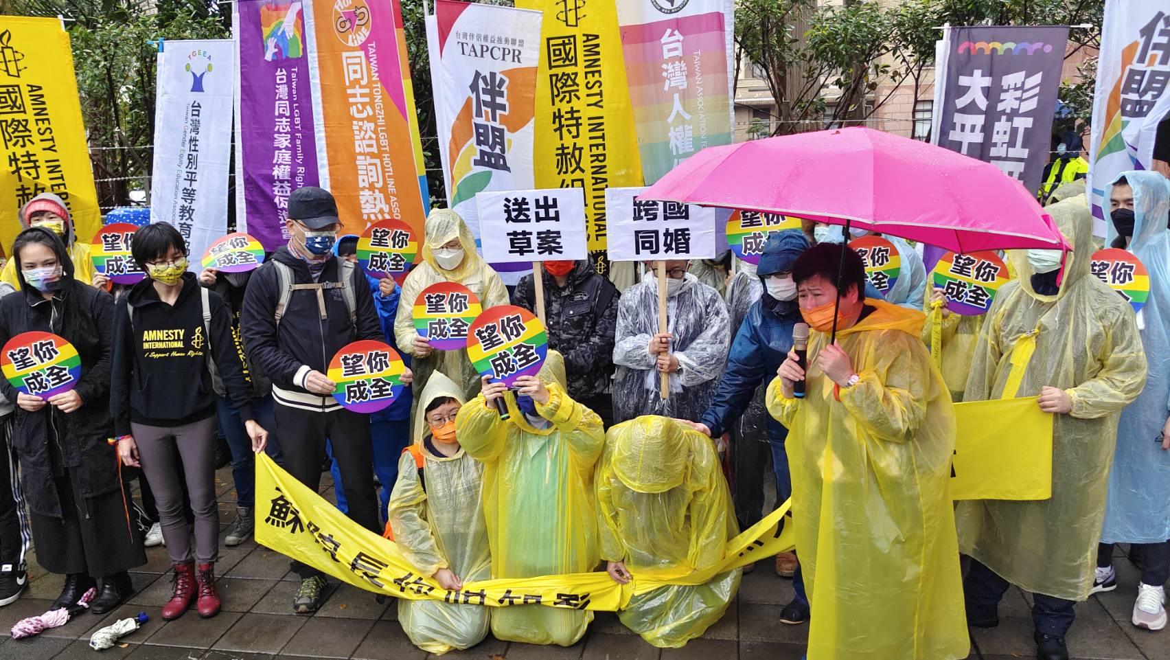 跨國同婚伴侶在情人節當天到行政院陳情，下跪哭求行政院蘇貞昌盡快送出修法草案，成全跨國伴侶想結婚的願望。(王韋婷攝)