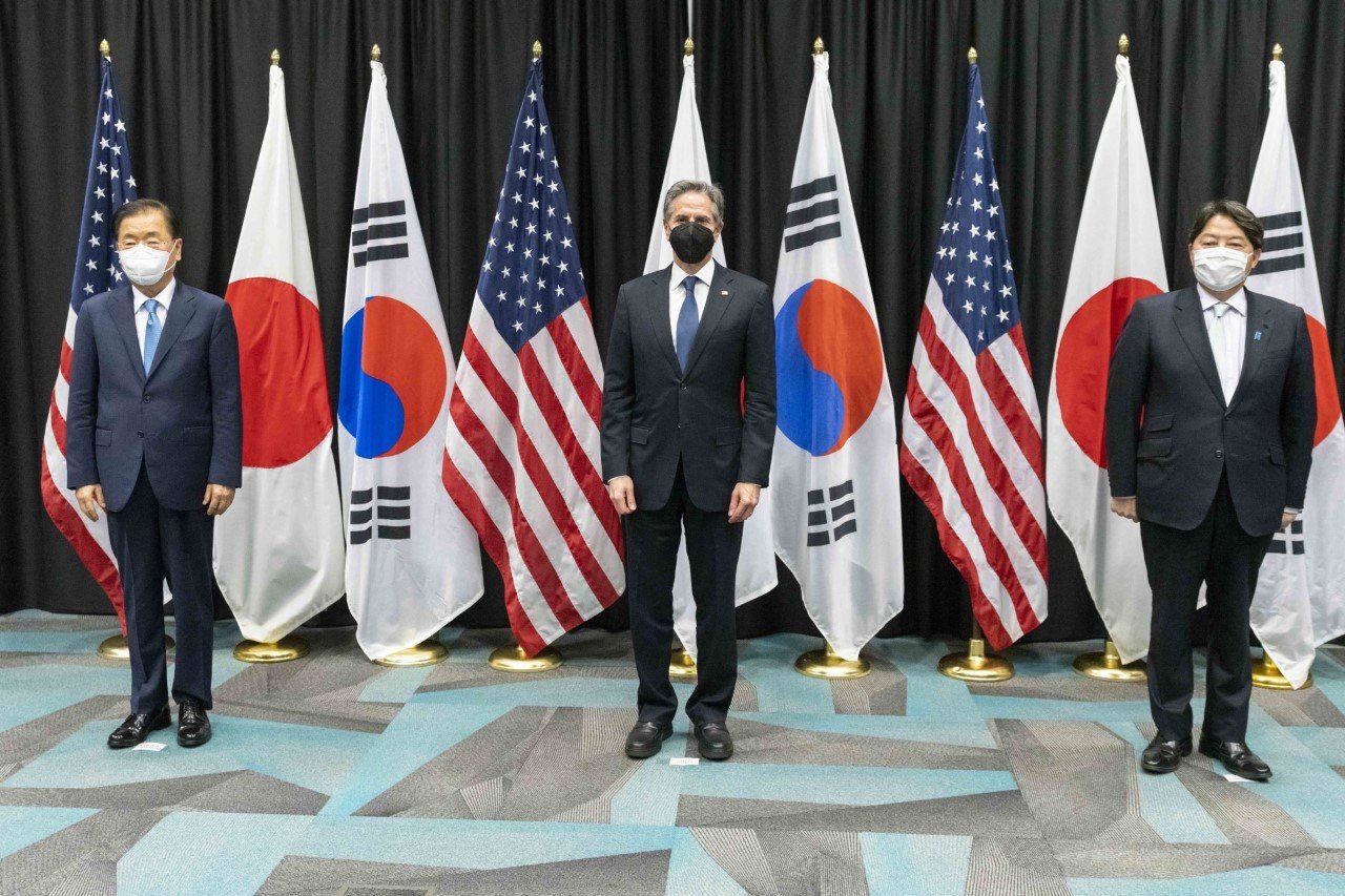 韓國外長鄭義溶( 左起） 、美國國務卿布林肯、日本外相林芳正12日行三國外長會談。（美國國務卿布林肯推特）