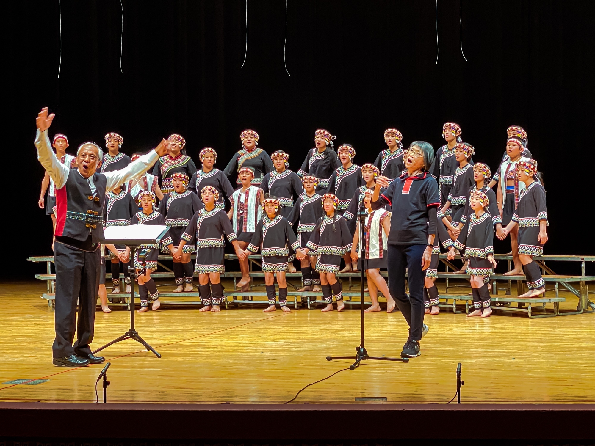 政治大學舉辦「點亮南島募款音樂會」，台灣原聲童聲合唱團榮譽團長周美青現身合唱。(政大提供)