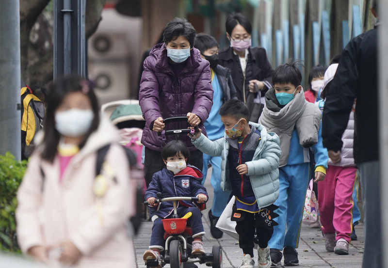 中央氣象局表示，16日、17日水氣逐漸減少，桃園以南大致是晴到多雲，大台北、東北部、基隆北海岸降雨持續，不排除有大雨發生機會。(圖：中央社)