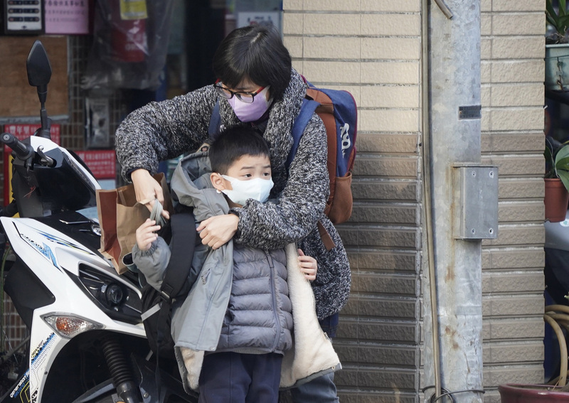中央氣象局表示，19日起全台有雨，加上強烈大陸冷氣團南下，全台低溫約攝氏10至12度，中部以北部分地區會再低1、2度。(圖：中央社)