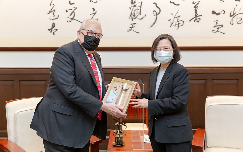 蔡英文總統15日接見美國智庫「傳統基金會」創辦人佛訥(Edwin J. Feulner)。(圖：總統府Flickr)