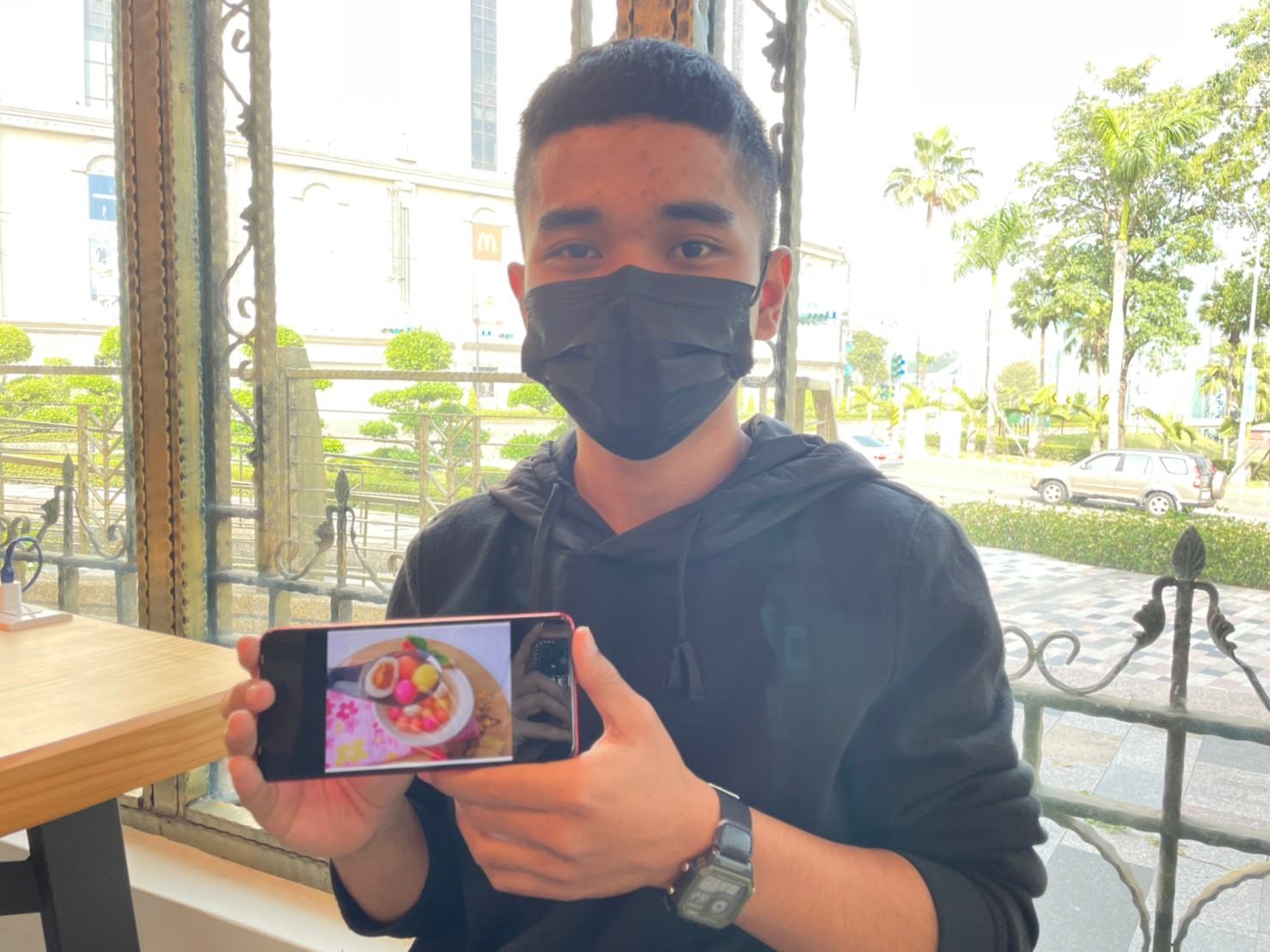 義守大學印尼生楊力德超愛元宵湯圓的爆漿口感。(義守大學提供)