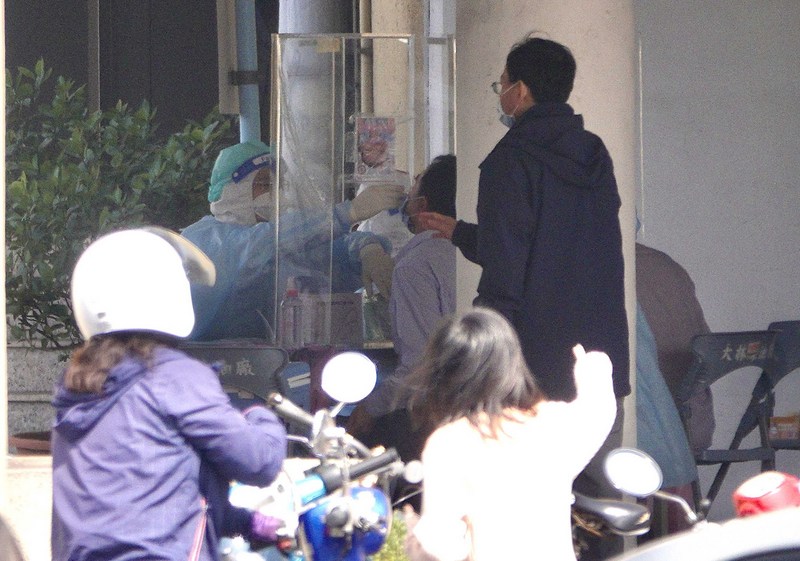 高雄市16日新增6例COVID-19確診個案，其中3例為中油大林煉油廠員工，中油大林煉油廠並召回2300名員工進行篩檢。 (圖：中央社)