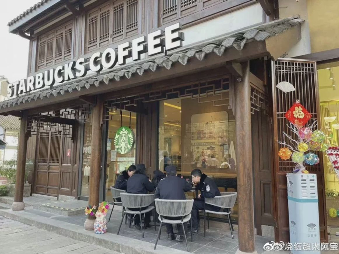 中國星巴克驅趕用餐民警。（微博）