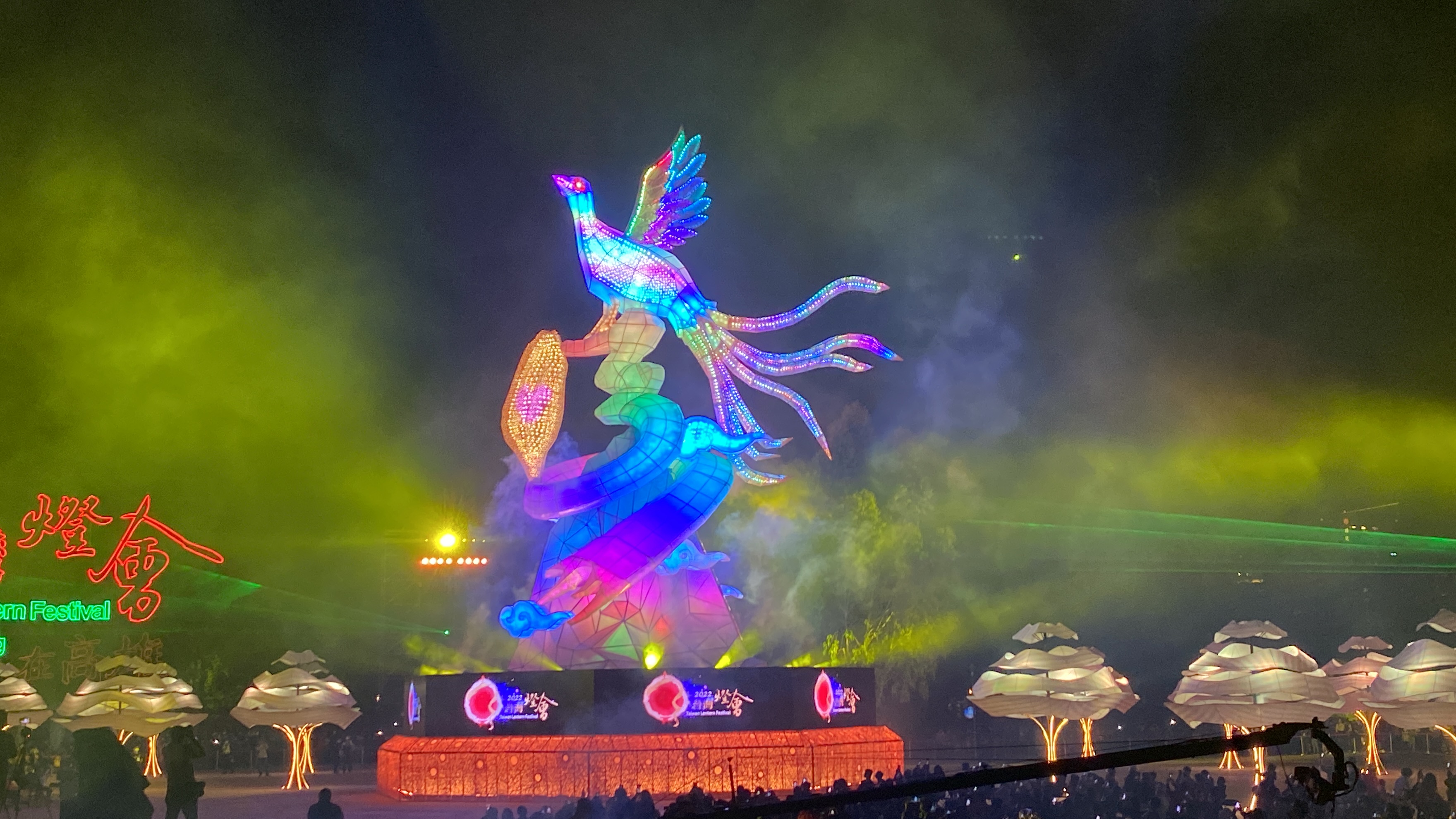 主燈「鳳彩飛舞」 墨寶幻化為帝雉 翔於雲山（吳琍君 攝）