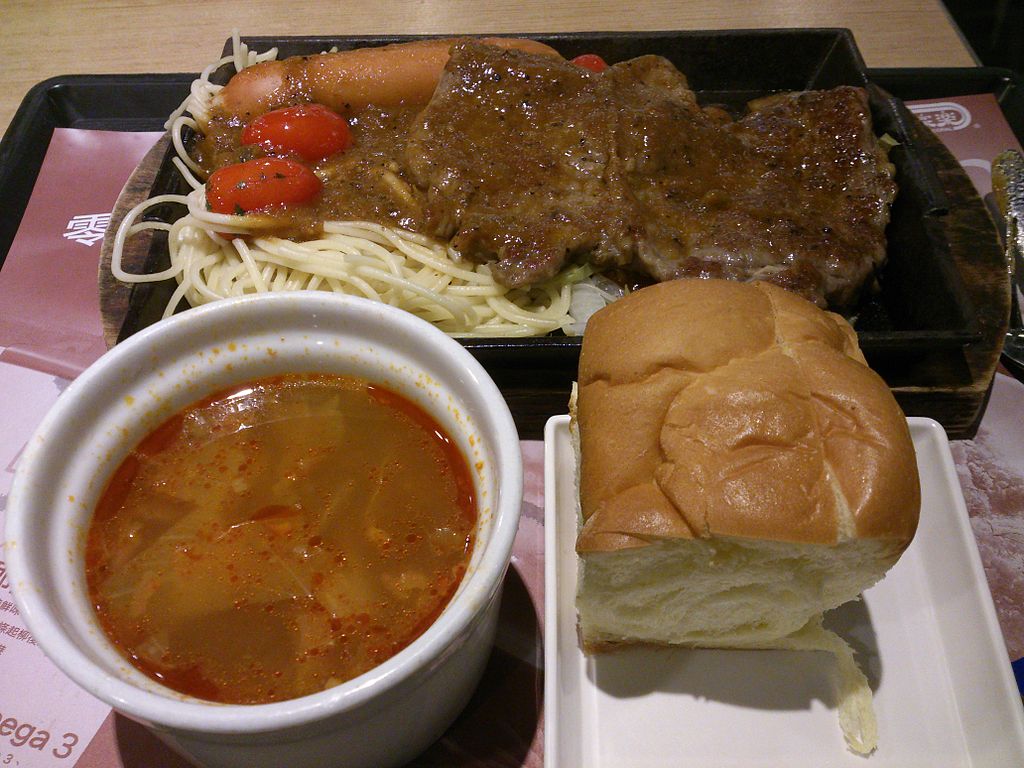 港式西餐又稱豉油西餐，在香港的茶餐廳及港式快餐店很常見。(Ceeseven, CC BY-SA 3.0, Wikimedia Commons)