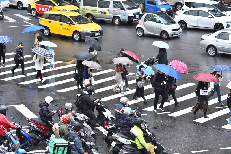 華南雲雨區東移水氣增 沿海防10級強風。 (圖：中央社)