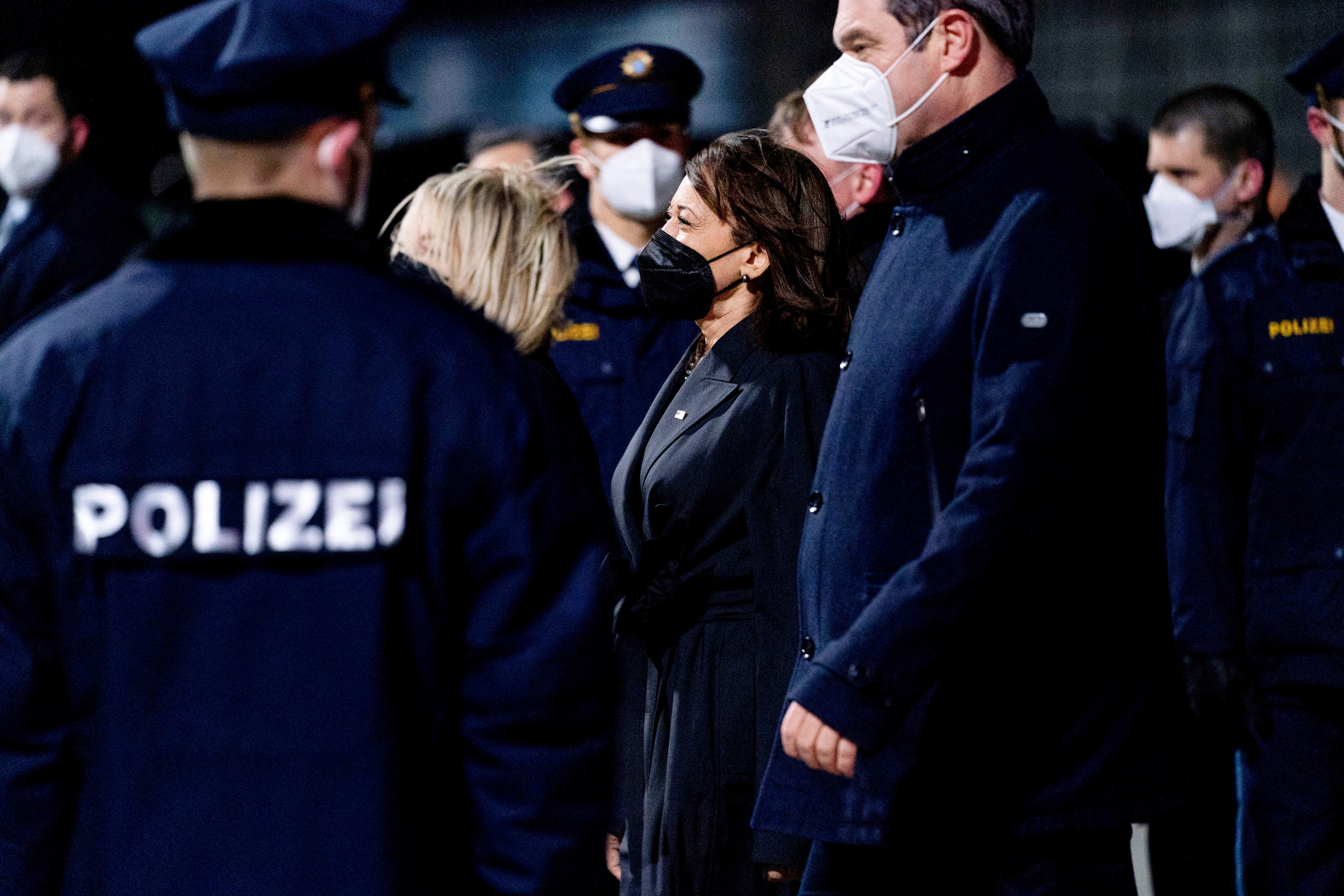 美國副總統賀錦麗(Kamala Harris)於18日在慕尼黑安全議會(Munich Security Conference)上，會見北大西洋公約組織(NATO)秘書長史托騰柏格(Jens Stoltenberg)。(路透社/達志影像)