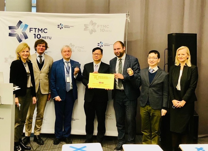 中山大學晶體研究中心今天與立陶宛物理科學暨科技中心（FTMC）成立「台立半導體暨材料科學中心」，將結合台灣的晶體技術與立陶宛的雷射科技等各自優勢，共同發展先進雷射系統。駐立陶宛代表黃鈞耀（右4）、經濟暨創新部次長尤爾古提斯（右3）、外交部對外經濟關係暨經濟安全政策司司長克雷維涅等立陶宛政府官員出席。（駐立陶宛代表處提供） (圖：中央社)