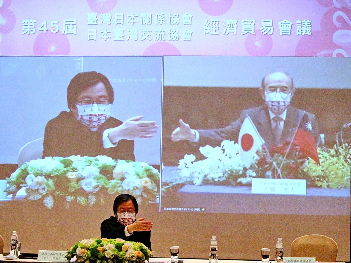 第45屆台日經貿會議閉幕，雙方簽署兩項備忘錄，台日協會長邱義仁(左)與日台交流協會會長大橋光夫(右)透過視訊握手 (央廣記者王照坤 攝)