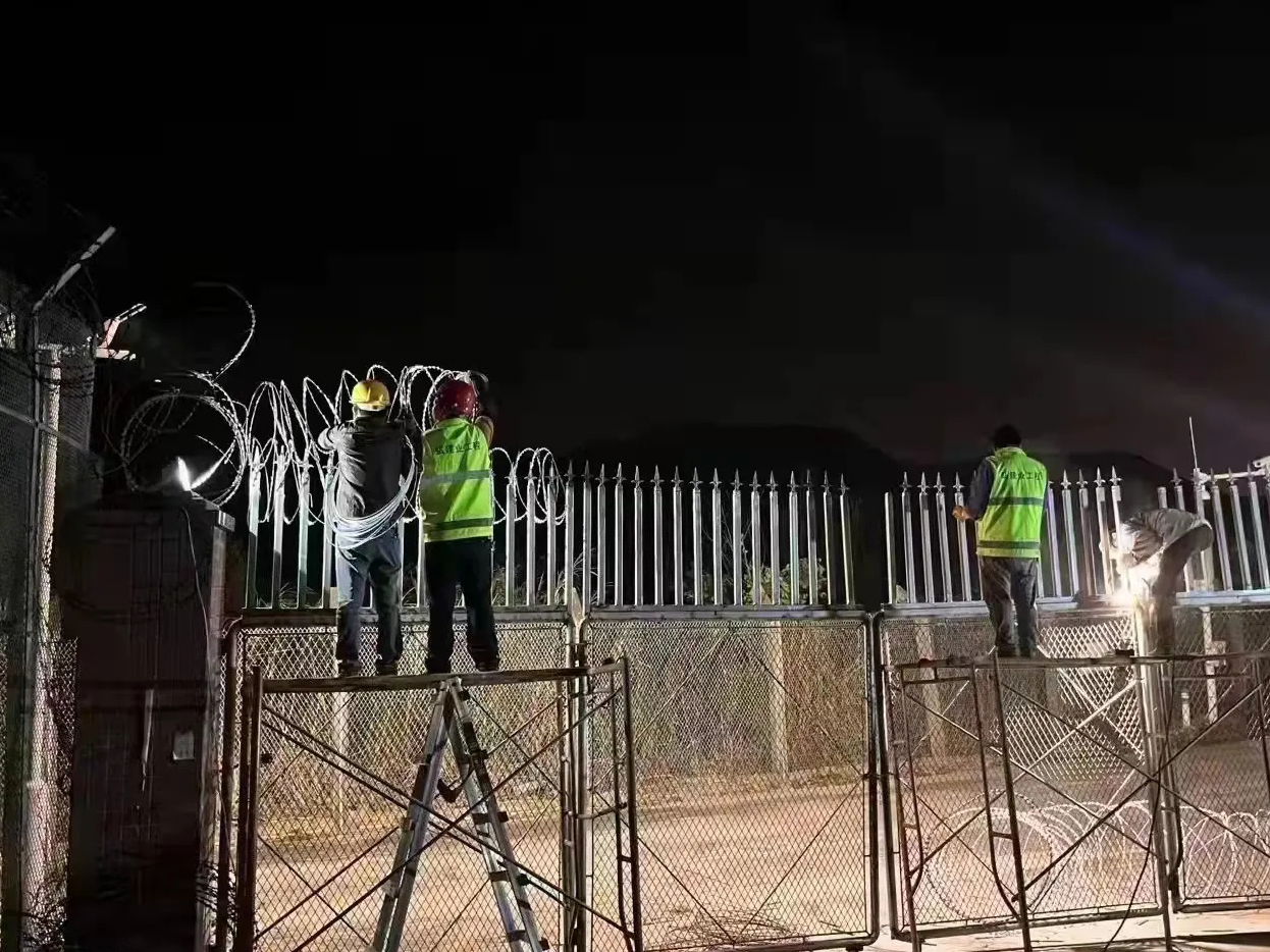 在深圳蓮塘口岸附近，有工人連夜加高、加固鐵絲網。有人估計，是為防止再有香港人偷渡。(網路圖片)