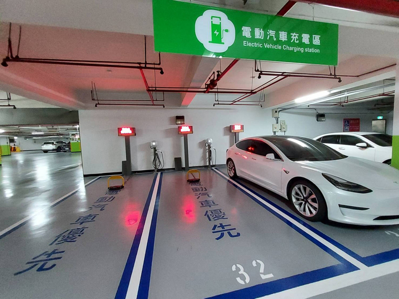 電動車近5年成長快9倍，但充電樁的數量明顯不足。(圖：中央社)