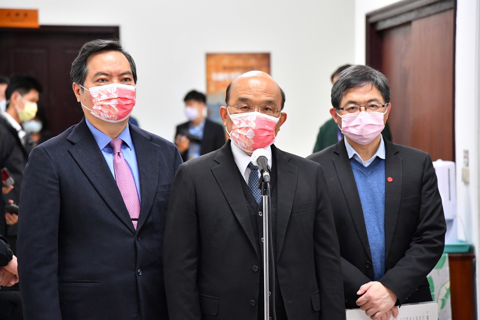 行政院長蘇貞昌(中)認為，我國冬奧選手黃郁婷近日言行不符國人對國家代表隊選手的期待。(行政院提供)