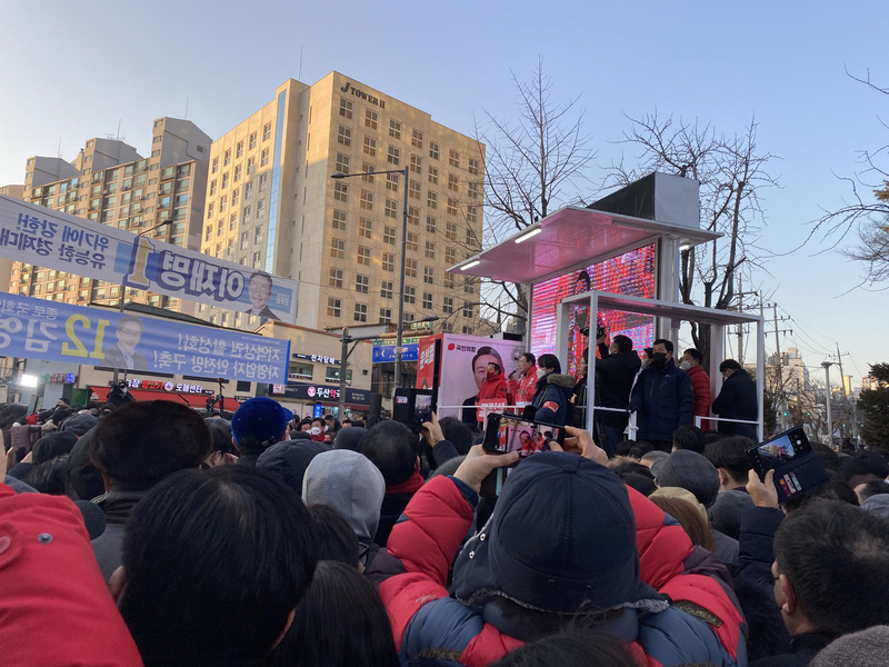 韓國總統大選競選活動期正式展開，選民不畏疫情熱情參與。圖為韓國最大在野黨國民力量黨總統候選人尹錫悅17日於首爾舉行造勢活動。(圖：中央社)