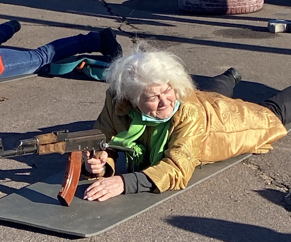 烏克蘭最著名的志願者是79歲的阿嬤康斯坦丁諾夫斯卡，她在訓練場上手持AK-47突擊步槍時被拍攝到，因而聲名大噪。(圖取自推特)