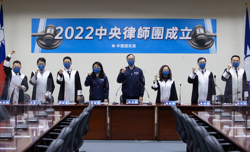 備戰年底大選，國民黨22日舉行2022中央律師團成立記者會，黨主席朱立倫（右4）、考紀會主委李貴敏（左4）和出席的律師們高喊「反抹黑、護公義」。日 (圖：中央社)