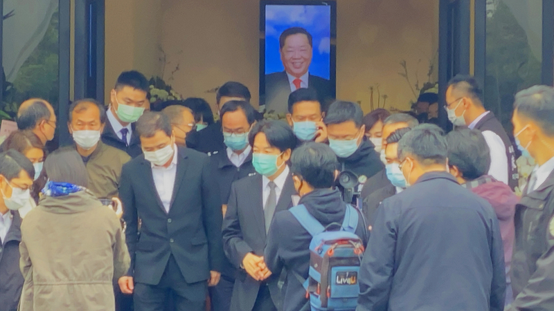 副總統賴清德（前中）22日上午到三立媒體集團董事長林崑海靈前參香致意，並慰問家屬。 (圖：中央社)