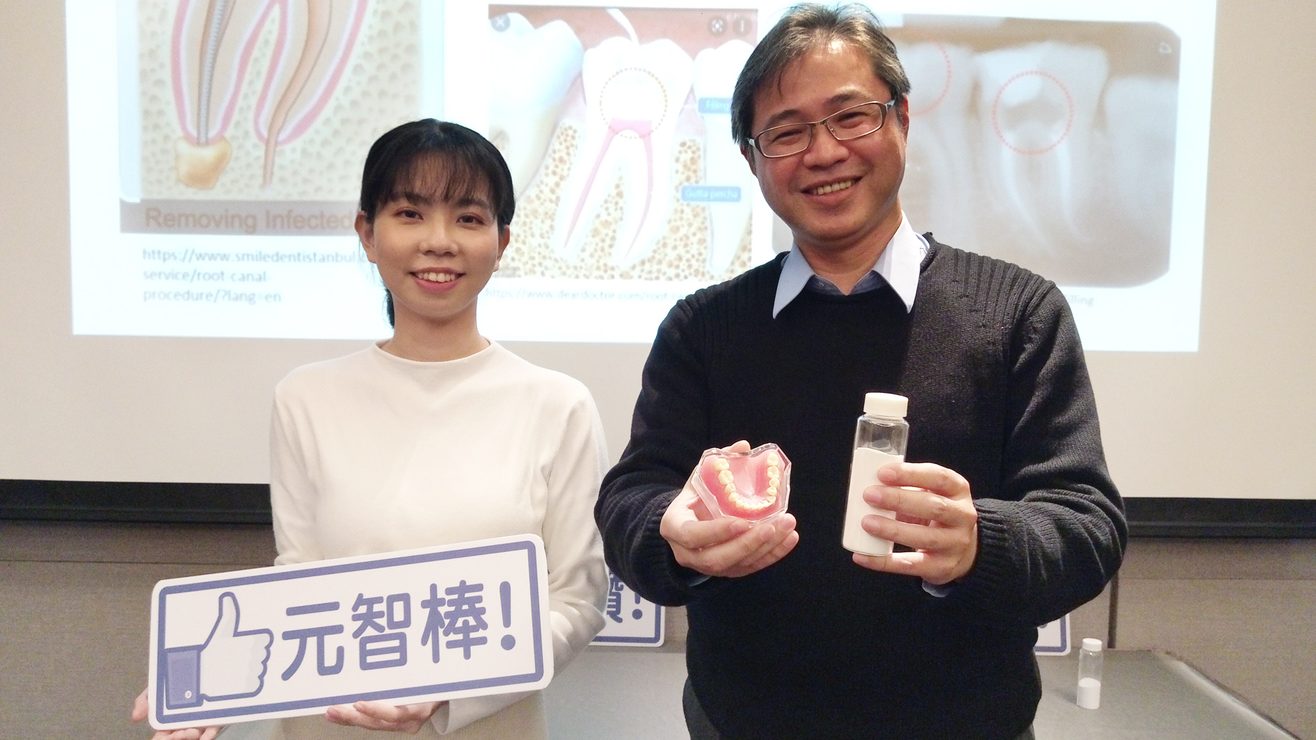 元智大學孫安正(右)、高瑋蔆(左)師生團隊研製生醫陶瓷粉末，寫下國內研發首例。(陳國維 攝)