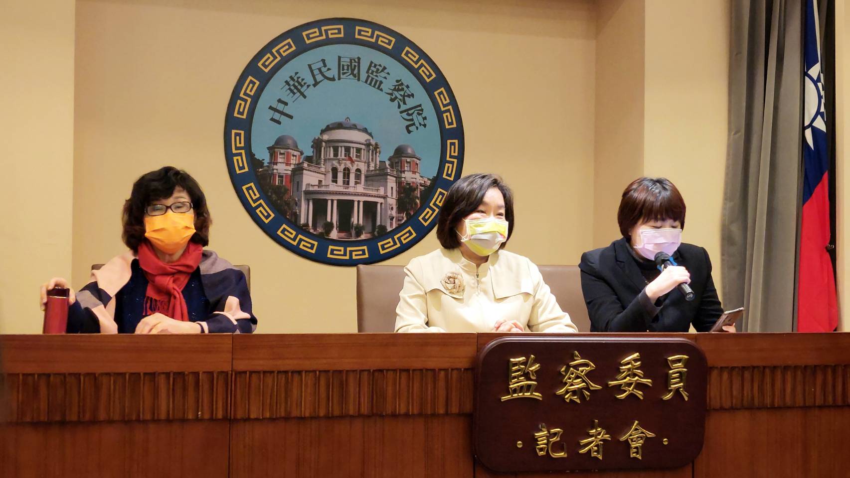 監察委員紀惠容(中)、葉大華(右)、王幼玲提出跨國同婚調查案報告，呼籲行政院及司法院有成人之美。(歐陽夢萍 攝)