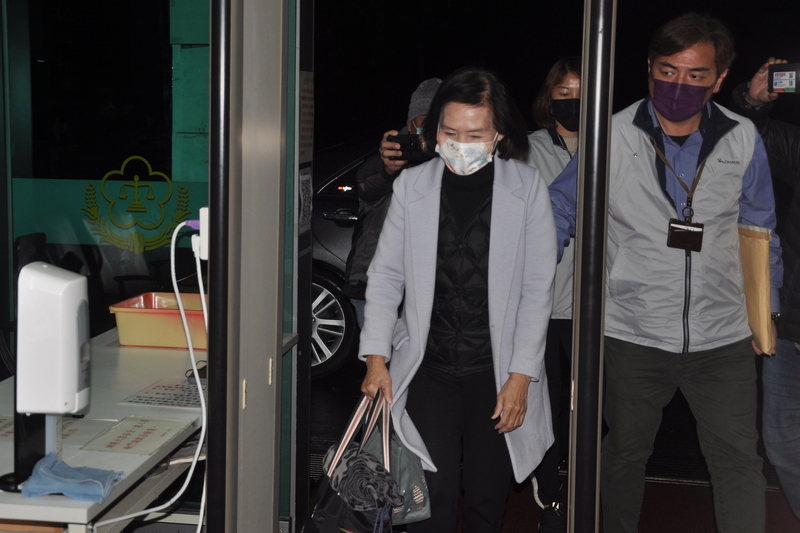 宜蘭縣長林姿妙（前左）22日因案再度遭廉政署約談，經偵訊後23日凌晨1時30分許，遭移送宜蘭地檢署複訊。 (圖：中央社)