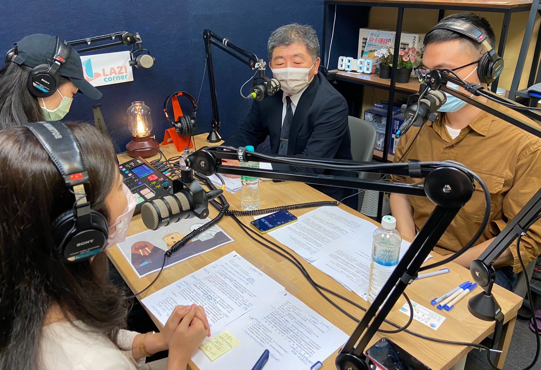 民進黨的「蔡英文&DPP」的Podcast頻道「耳朵出遊不出油」節目，23日釋出衛福部長陳時中的專訪。（圖：民進黨提供）