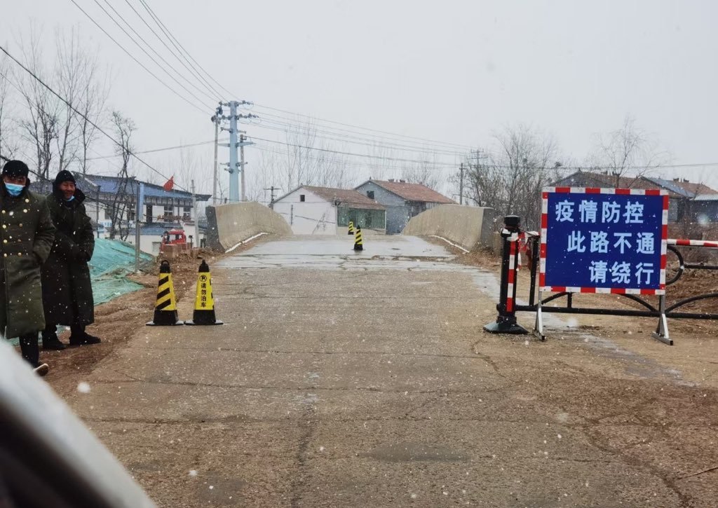 徐州豐縣董集村的村口已被穿著軍大衣的疑似民兵封鎖。(微博)