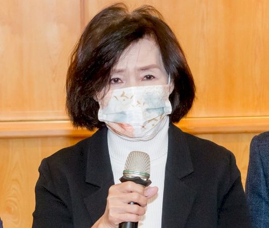 宜蘭縣長林姿妙(圖)與兒子林佑澤涉弊案交保。林姿妙24日上午在縣府出面表示，從政來絕無不法，但近來外界打壓讓她的名譽嚴重受損，更傷害宜蘭人及縣府員工、嚴重阻礙縣政推動。盼司法盡速還給她清白。（宜蘭縣政府提供）