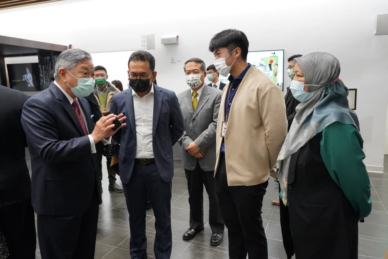 外交部政務次長田中光（左一）於觀影前與印尼駐台代表章溥帝（Budi Santoso，左二）交流。(圖：外交部)