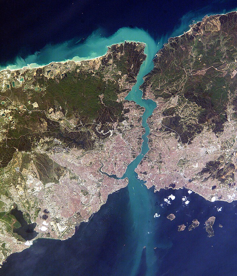 烏克蘭已要求土耳其關閉博斯普魯斯海峽和達達尼爾海峽，以禁止俄羅斯戰艦進入。圖為博斯普魯斯海峽。(圖：維基百科)