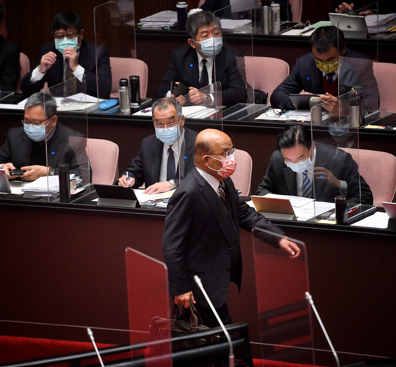 行政院長蘇貞昌(前)25日上午赴立法院施政報告，各部會首長入席後蘇貞昌步入議場。 (圖：中央社)