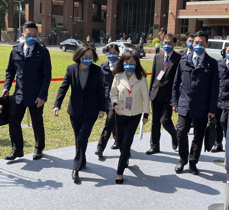 總統蔡英文（前左2）25日出席成功大學自強校區「高性能國家級船艦試驗水槽」動土典禮時，嚴正譴責俄羅斯對烏克蘭主權的侵害，破壞全球及區域穩定和平。 (圖：中央社)