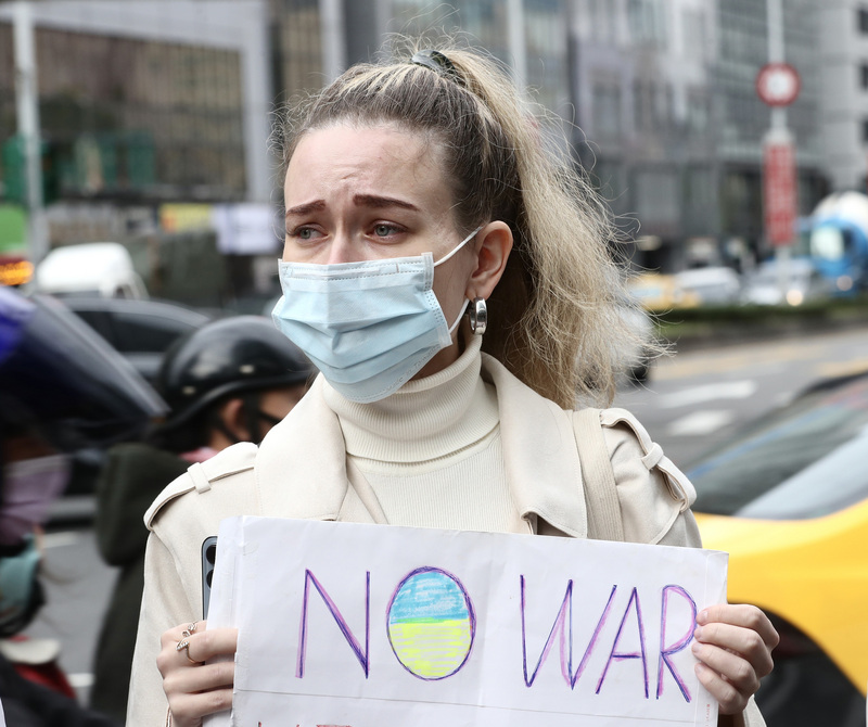 俄羅斯24日針對烏克蘭片面展開軍事行動，多名在台烏克蘭等外籍人士25日走上街頭聲援烏克蘭、抗議俄羅斯開戰，不少人都十分擔心在烏克蘭的親友狀況。(圖：中央社)