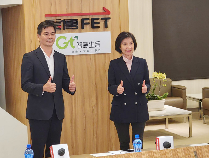 遠傳電信25日董事會決議通過以換股方式吸收合併亞太電信，藉此提升競爭力、擴大營運規模、發揮綜效。右起為遠傳電信總經理井琪、亞太電信董事長陳鵬。 (圖：中央社)