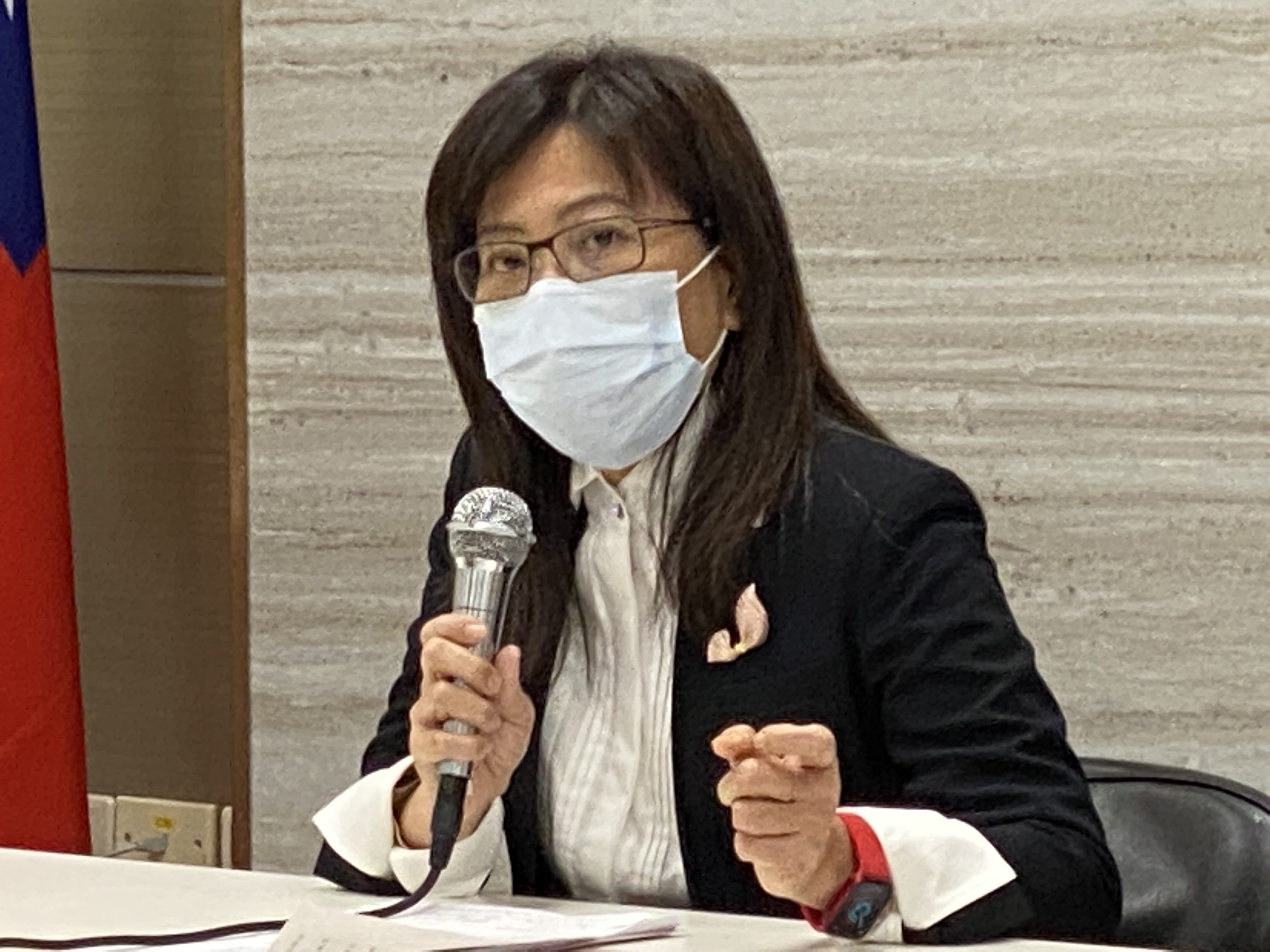 健保會執行秘書周淑婉25日下午說明健保諮詢會議達成3點決議。(吳琍君攝)