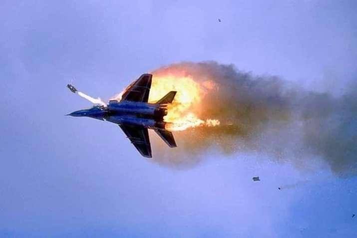 烏克蘭空軍在臉書Po出一張俄羅斯戰機遭擊中後起火燃燒的照片。(臉書)