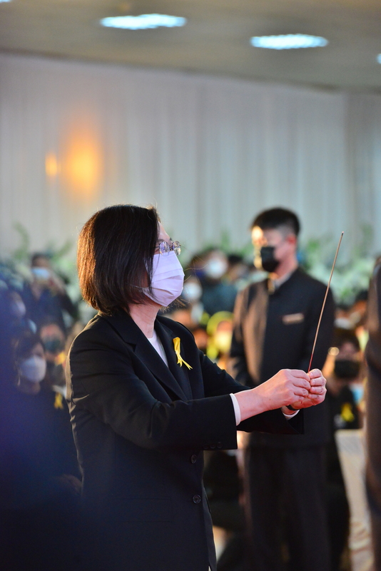 三立媒體集團董事長林崑海告別式26日舉行，總統蔡英文親自到場弔唁，送他最後一程。（三立提供）(圖：中央社)