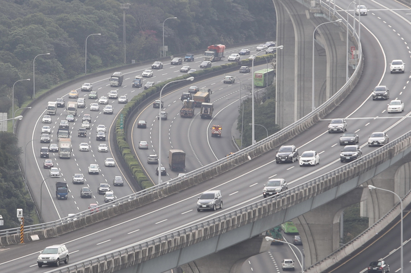 圖為2022年228連假首日，國1林口段北上平面道路上午車流量大。(圖:中央社)