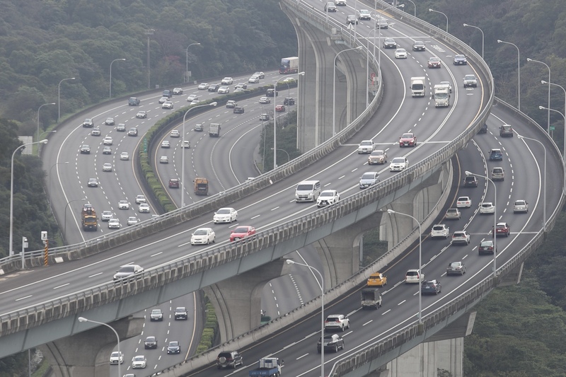明天(28日)是228連假最後1天，交通部高速公路局預估國道9處路段易壅塞，主要集中北向路段。(圖：中央社)