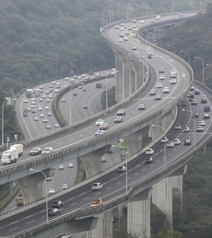 高工局預估，本周開始就會有提前掃墓的車潮湧現。示意圖。 (圖：中央社)