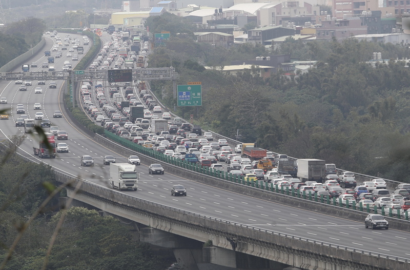228連假首日，天氣轉好，不少民眾趁假期出遊，國道3號往三峽方向南下路段下午出現車多壅塞情形。 (圖：中央社)