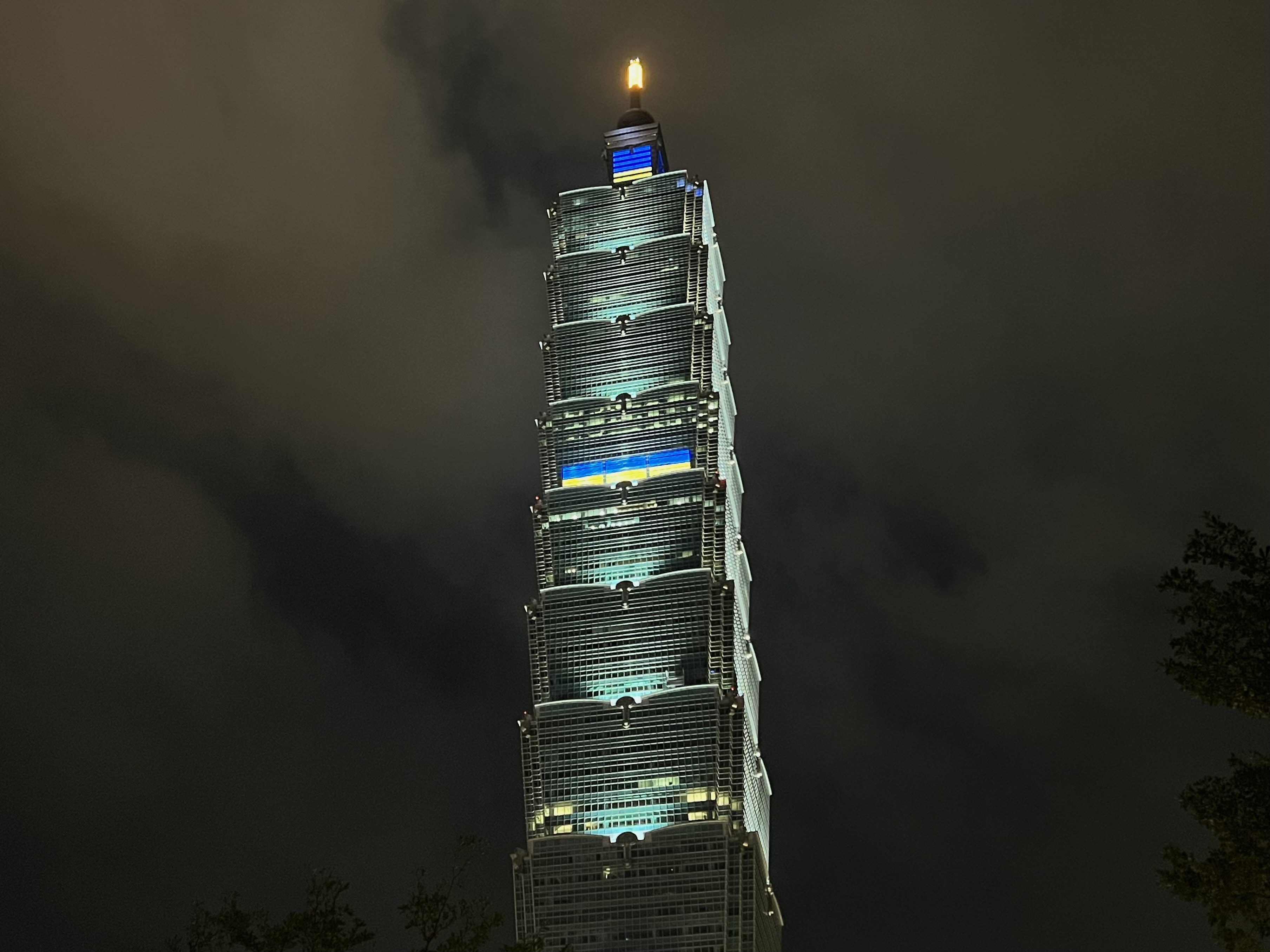 101晚間點燈秀烏克蘭國旗 ，為世界和平祈福。(101提供)