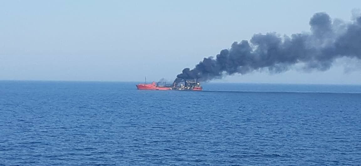 俄烏開戰後，黑海成了航運危險海域，不但商船頻遭砲擊，更導致上千船員被困在烏克蘭港口的200艘商船上進退不得。圖為烏克蘭國防部在推特上發布俄軍向黑海船隻開火。(Twitter@@DefenceU)