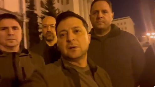 烏克蘭總統澤倫斯基在總統府外與官員自拍表明仍在首都基輔，強調捍衛首都與國家。(Twitter@DefenceU)