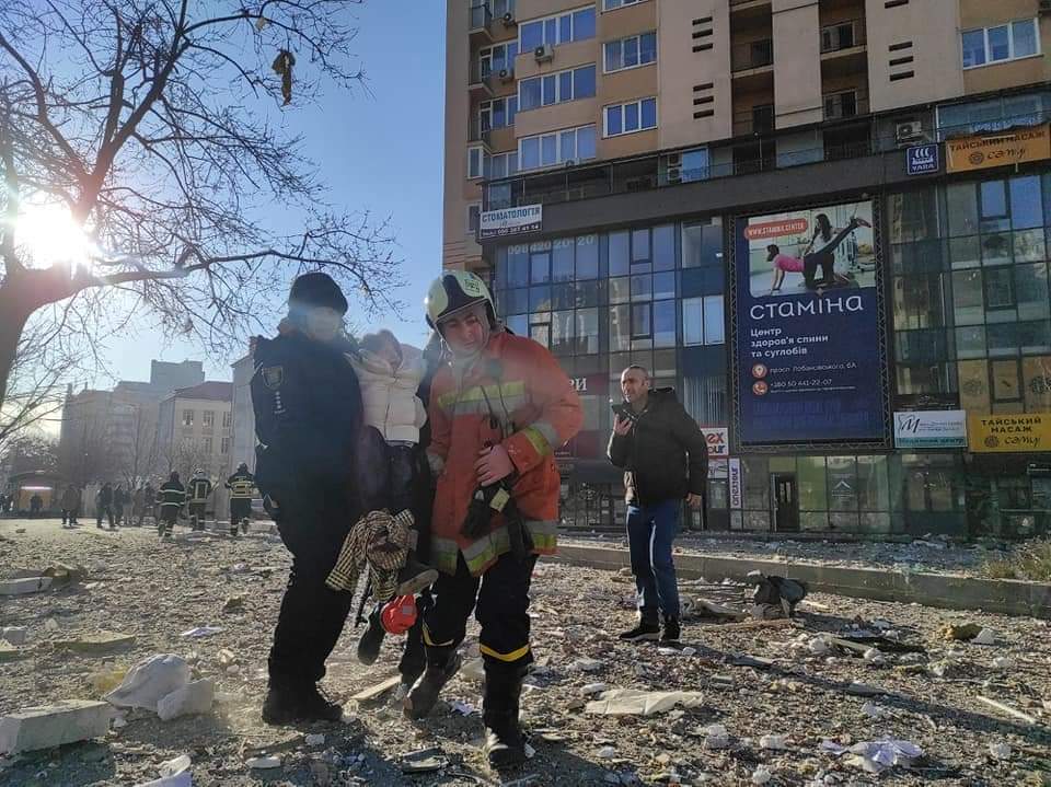 烏克蘭基輔市區一棟大樓遭俄軍飛彈擊中，救難人員正在救援傷患。（Twitter@SESU_UA）