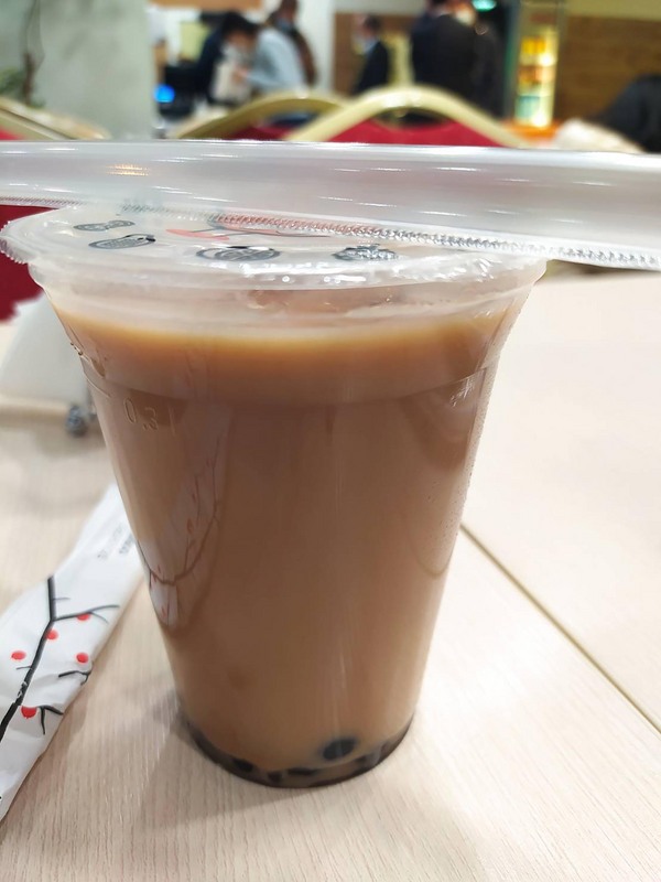 俄烏戰事持續，6名留學烏克蘭的台籍學生26日晚間抵達波蘭，通過邊境檢查後，順利入境波蘭，駐波蘭台北代表處還送上珍珠奶茶等台灣味。（留學生Simon提供） (圖：中央社)