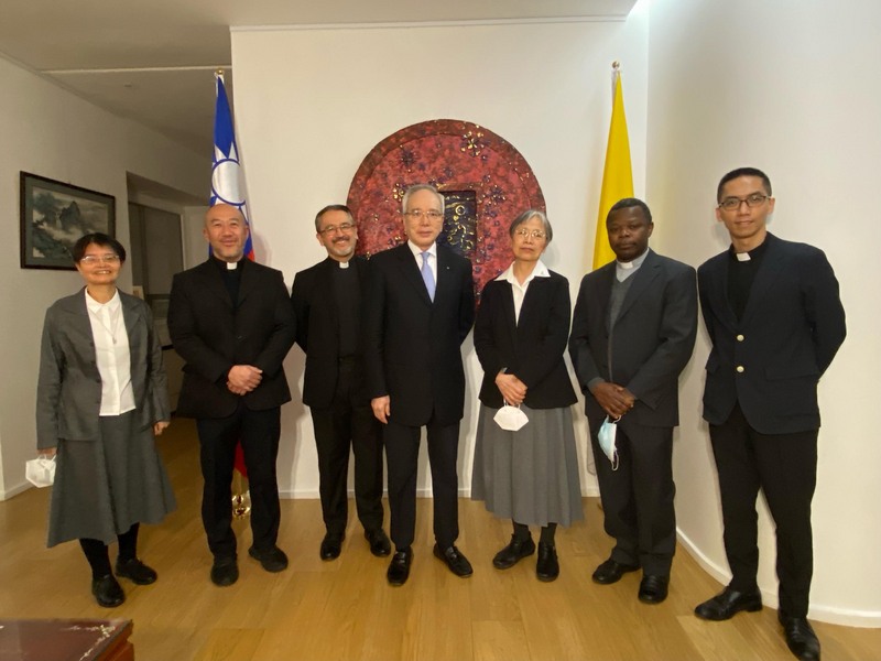 駐教廷大使李世明（左4）響應教宗呼籲，26日在官邸舉辦為烏克蘭和平祈禱會。（駐教廷大使館提供） (圖：中央社)