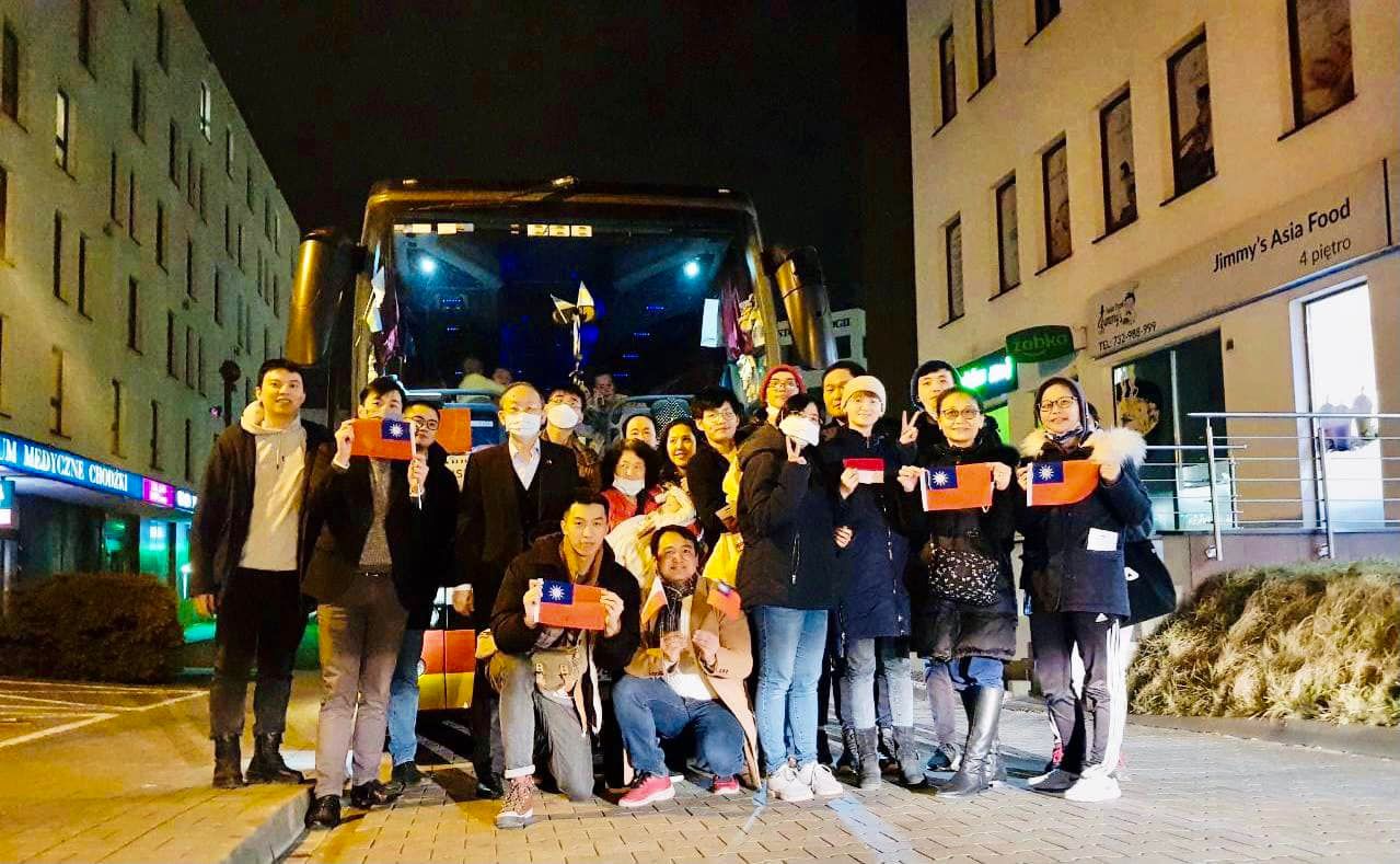 駐波蘭代表處陳龍錦大使（左4）與自烏克蘭撤離的我國僑胞合影。(圖:外交部提供)